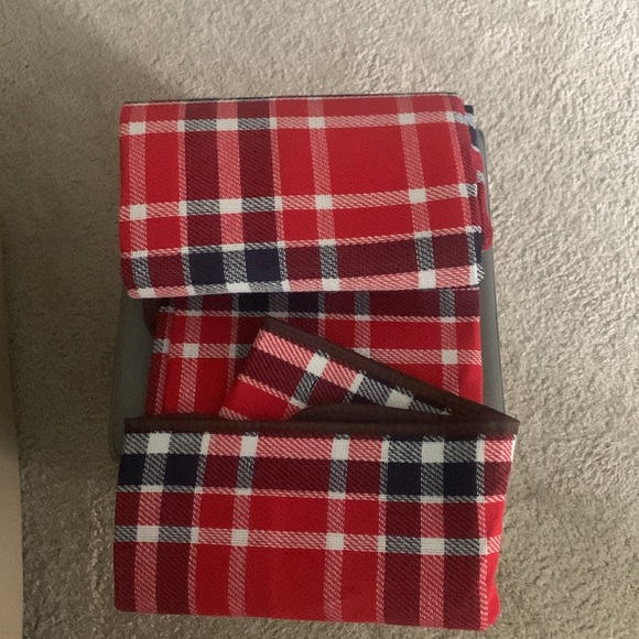 Brand new Hurley Brand Beach, Or Camping Blanket with tote handle - Picture 2 of 3